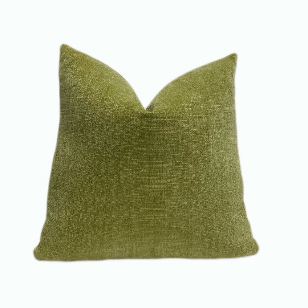 20x20 pillow cover. It has a zipper. Doesn’t include pillow.